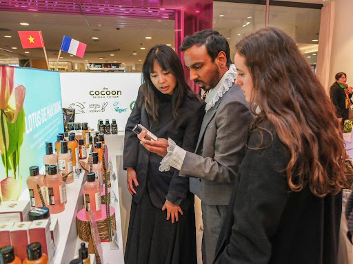 The 1st pop-up store in France attracting many international customers